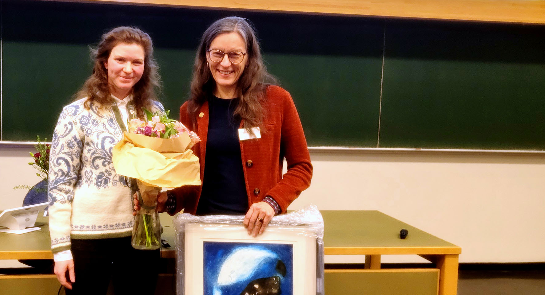 Bonnevieprisen 2025 gikk til Vigdis Vandvik. BIOs styreleder Johanne Stølen (t.v.) deler ut.